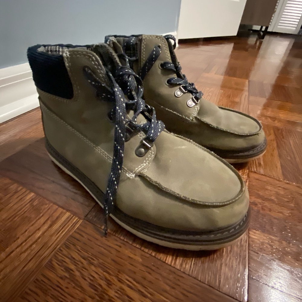 Boys shoes